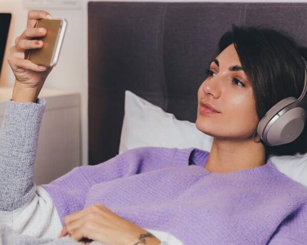 Neurologist Warns These 3 Everyday Habits Could Be Harming Your Brain Including Wearing Headphones to Bed